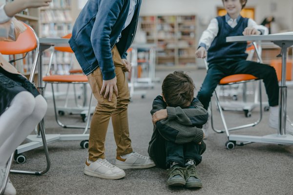 Niño aislado en un aula, ilustración del comunicado sobre violencia escolar